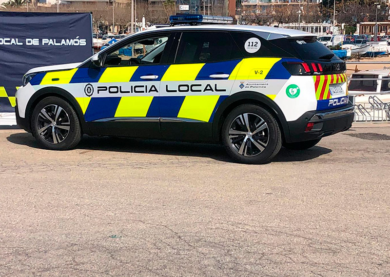 Patrulla de la Policia Local a la zona del port de Palamós. (Foto: Ajiuntament de Palamós).