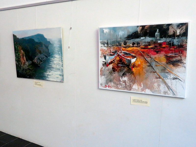 Obres del Concurs de Pintura Ràpida de Palamós exposades a la Biblioteca de Palamós. (Foto: Ajuntament de Palamós).