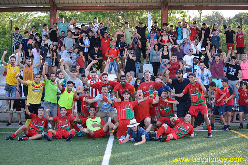 Jugadors i afició celebrant la victòria de la darrera jornada de lliga disputada. (Foto: UE Calonge).