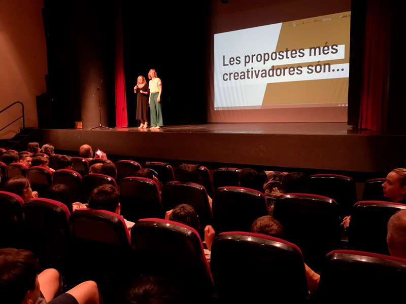 Les regidores de les àrees d’Ensenyament i Turisme de l’Ajuntament de Palamós, s'adrecen als alumnes participants en el projecte.