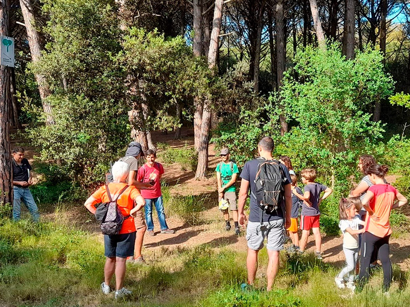 Connecta amb la natura a través de les emocions i els sentits amb l'activitat 'Teràpia de bosc i natura' . (Foto: Ajjuntament de Palamós).