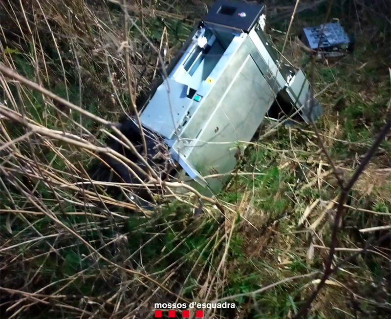  Dels robatoris van aconseguir quasi 50.000 € en efectiu i van ocasionar danys valorats en més de 100.000 €. (Foto: Mossos d'Esquadra).