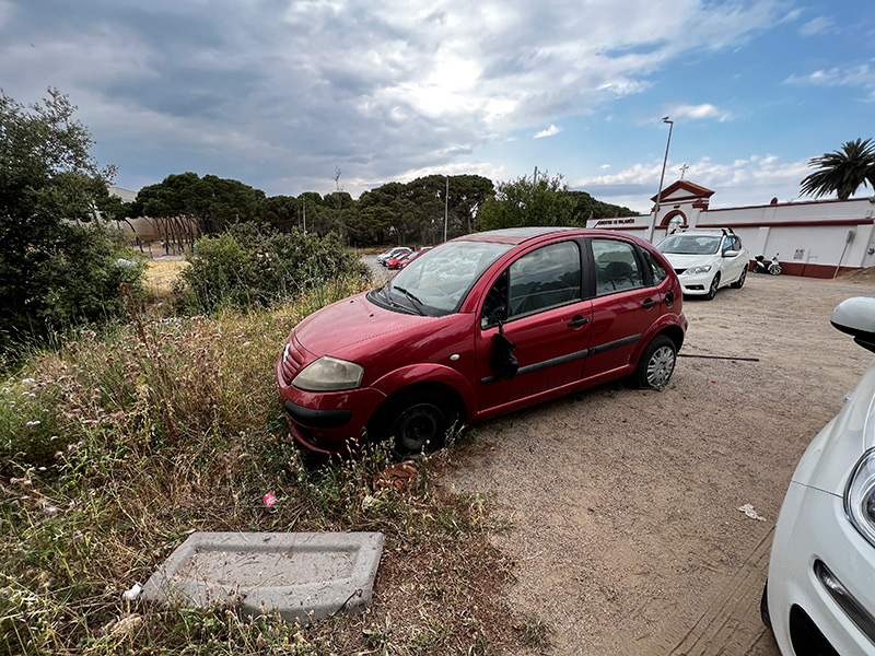 JuntsxCat denuncia una manca de neteja i un abandonament d'un vehicle des de fa mesos. (Foto: JuntsxCat).