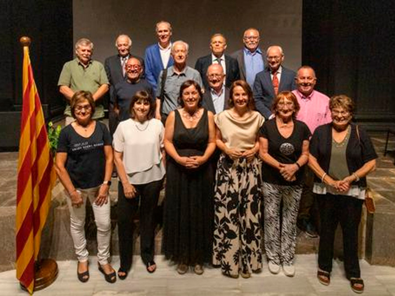 Joan Curto, al fons i al centre de la imatge, amb la resta de persones reconegudes amb la Medalla de l'Esport de la Generalitat. (Foto. Gencat).