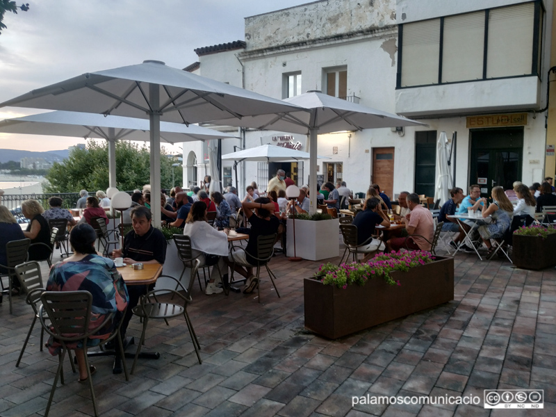 Terrasses d'establiments de restauració a la Plaça Murada de Palamós.