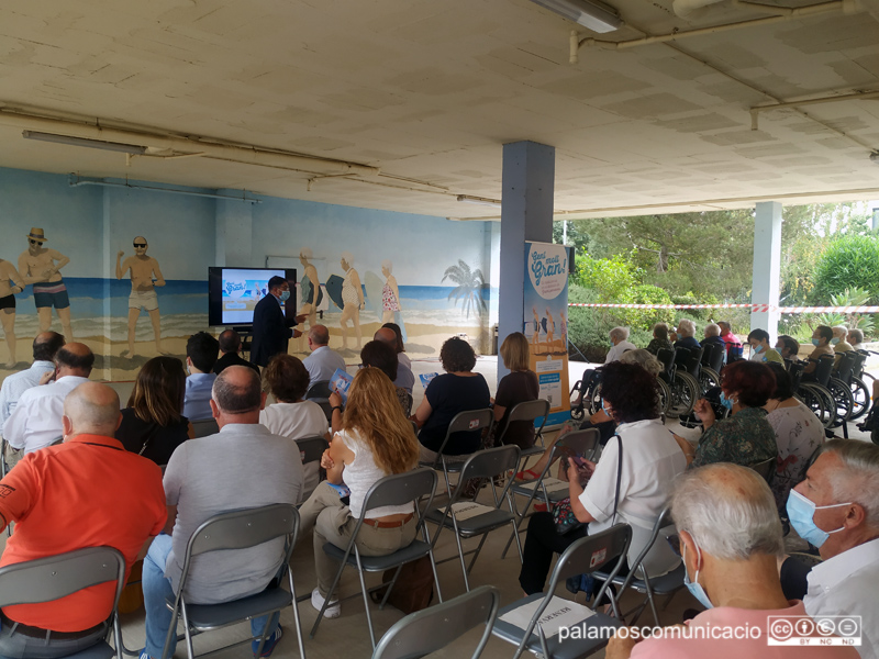 La presentació s'ha fet aquest matí a la porxada del pati del Palamós Gent Gran.