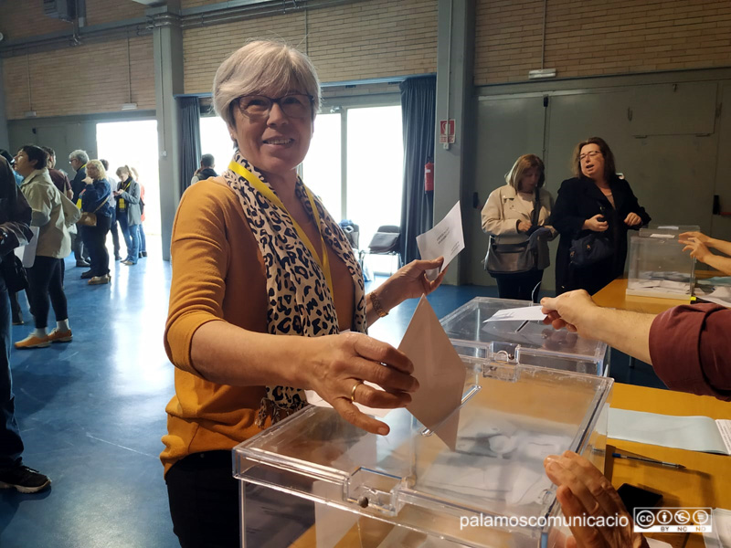L'actual regidora de la CUP, Roser Huete, dipositant el seu vot en les darreres eleccions municipals.