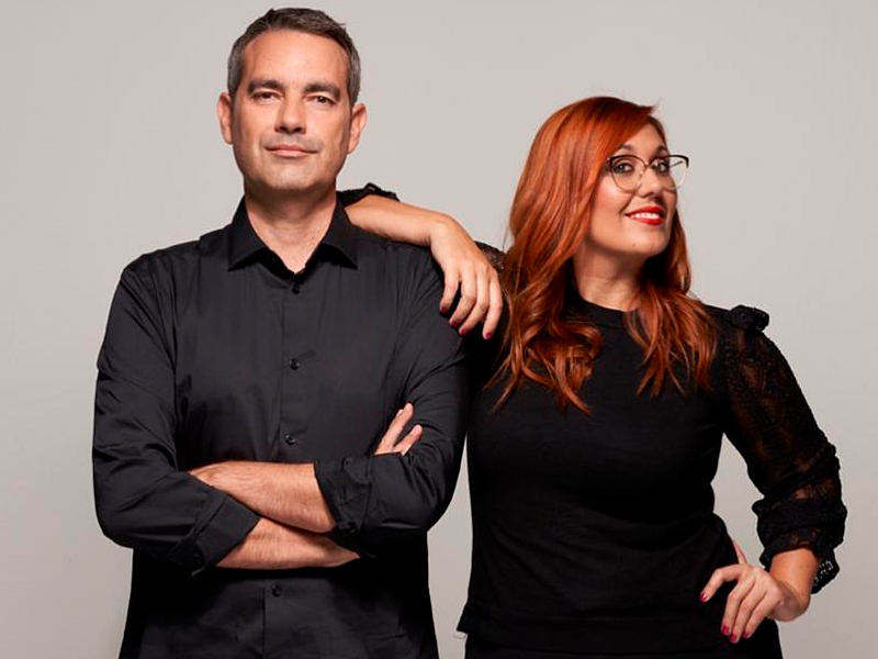 Òscar Fernández i Elisenda Carod són els presentadors de 'La tarda de Catalunya Ràdio'. (Foto: Catalunya Ràdio).