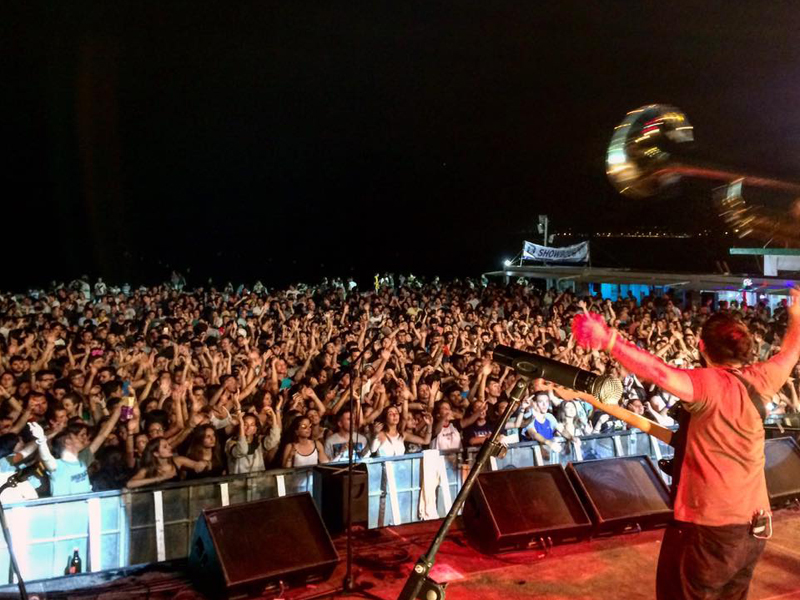 Imatge d'arxiu d'un concert a la zona de Barraques de la Festa Major de Palamós. (Foto: Punt Jove Palamós).