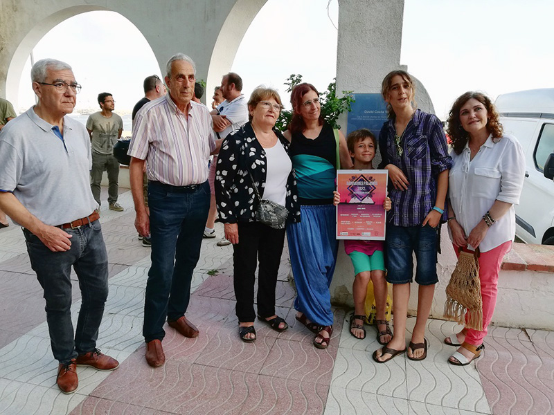  La família de David Costa davant la placa d'homenatge que s'ha ubicat al passeig del Mar, (Foto: Ajuntament de Palamós).