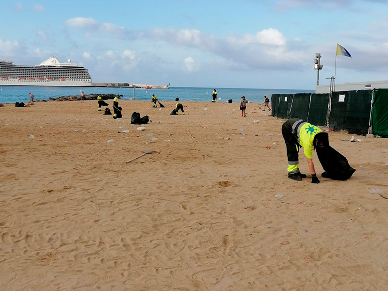 Una brigada de cinquanta persones va treballar l'endemà de la revetlla per tenir la platja sense deixalles. (Foto: Ajuntament de Palamós)