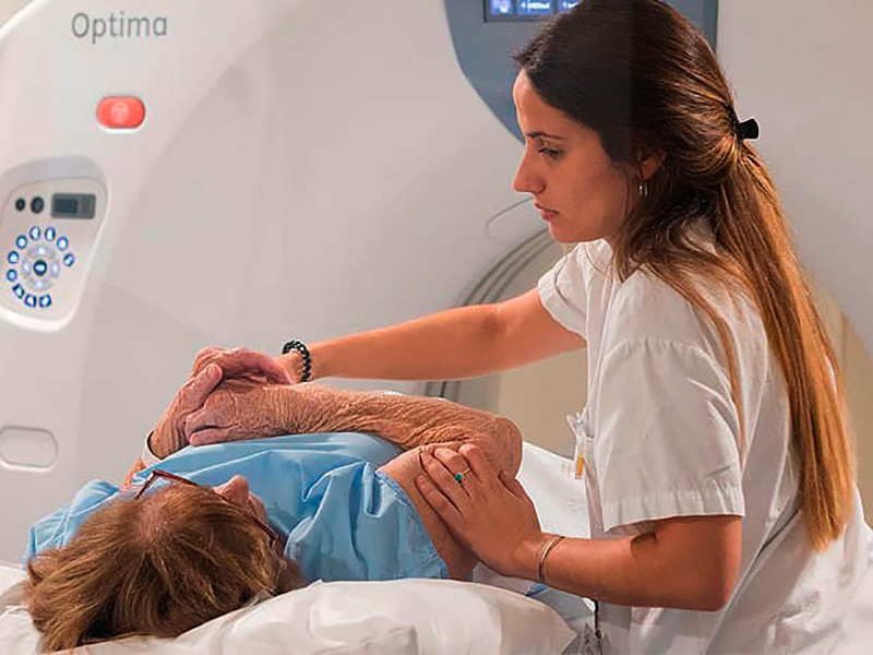 Una tècnica de radiologia de l'hospital de Palamós fa un TAC a una pacient. (Foto: SSIBE).