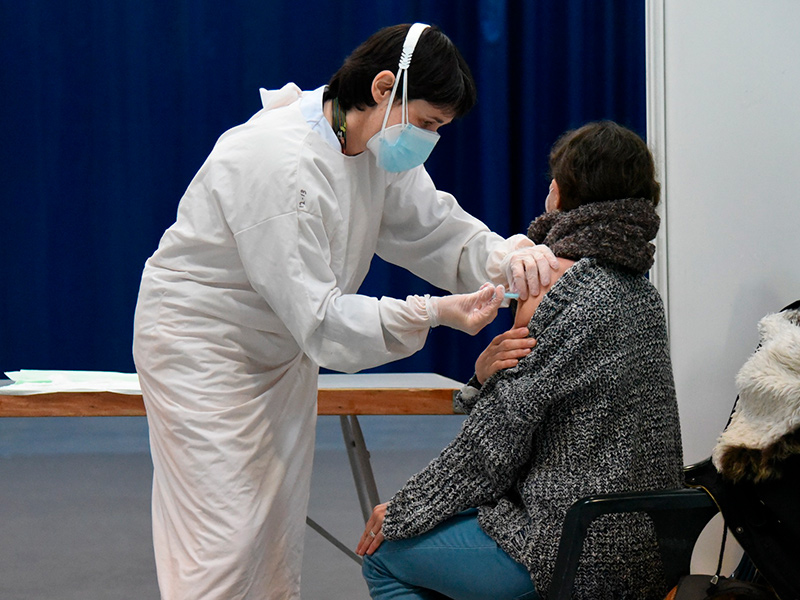 Una persona rep la vacuna contra la COVID-19 al Palau Firal de Sant Antoni, en una imatge d'arxiu. (Foto: Ajuntament de Calonge i Sant Antoni).