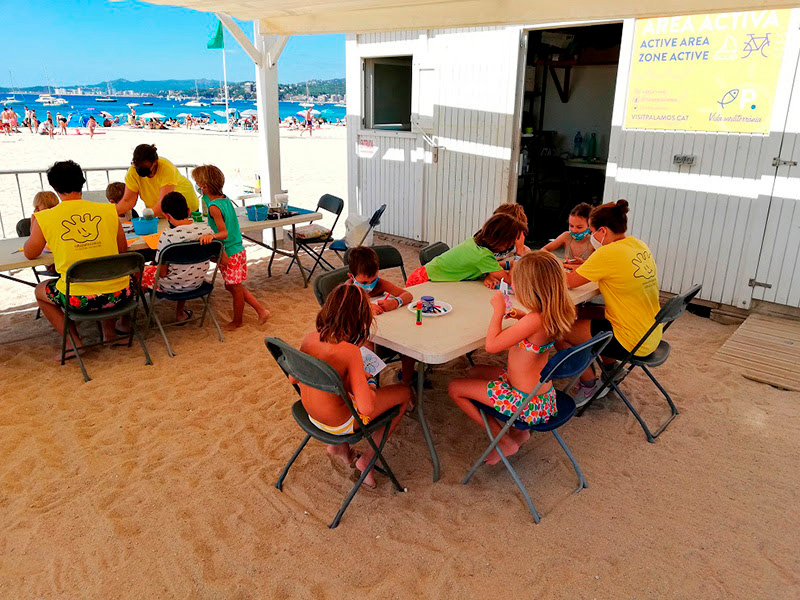 Tallers infantil a l'Àrea Activa de la platja Gran. (Foto: visitpalamos.cat).