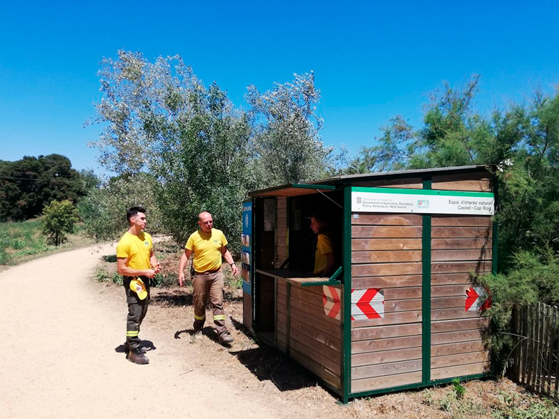 Membres de l'ADF al punt informatiu de Castell. (Foto: Ajuntament de Palamós).