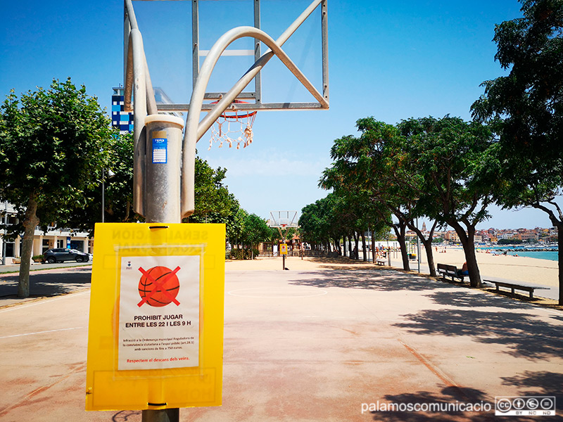 La pista de bàsquet del passeig del Mar, ahir al migdia.