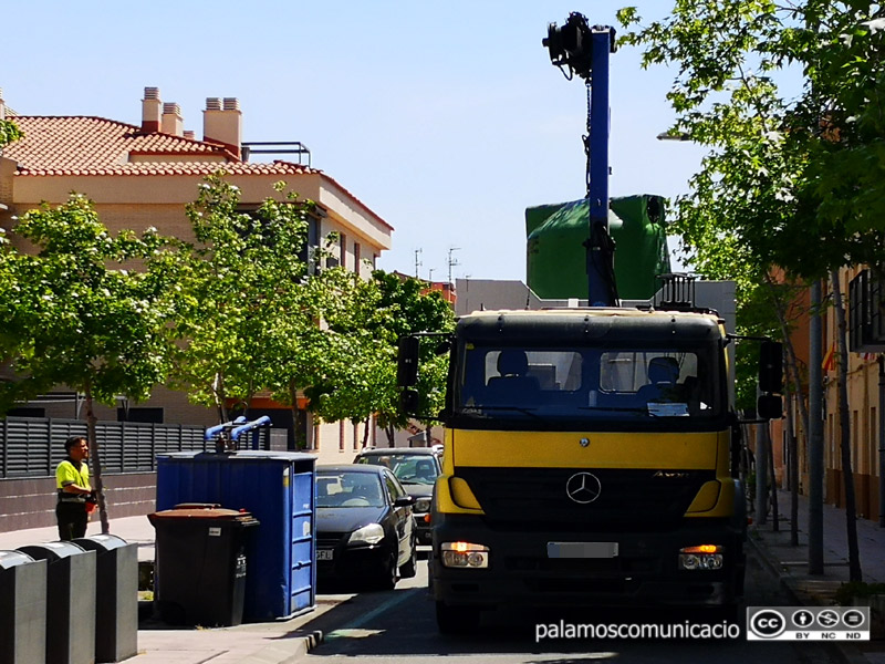 Recollida selectiva de residus en un carrer de Palamós.