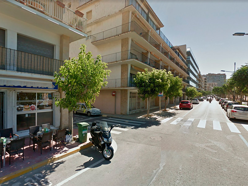 L'autobús va quedar encallat a la cruïlla del carrer de Provença amb el Passeig del Mar. (Foto: Google Maps).