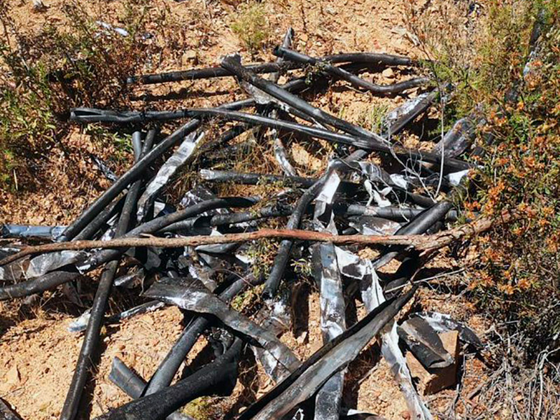 Cables de coure cremats a les Gavarres. (Foto: 324.cat).