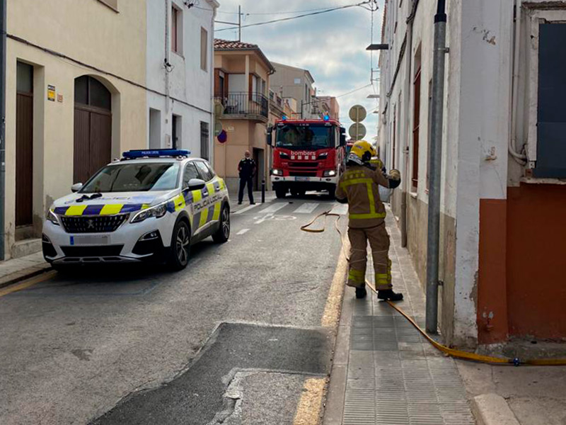 L'incendi s'ha produït al carrer de Salvador Albert i Pey. (Foto: Policia Local de Palamós).