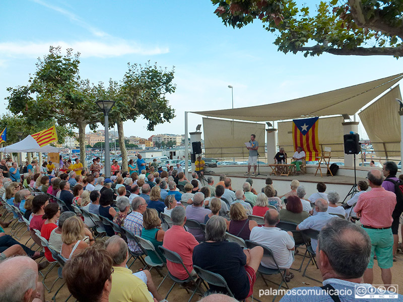 Imatge d'arxiu d'un acte organitzat per l'ANC a l'escenari del Passeig del Mar de Palamós.