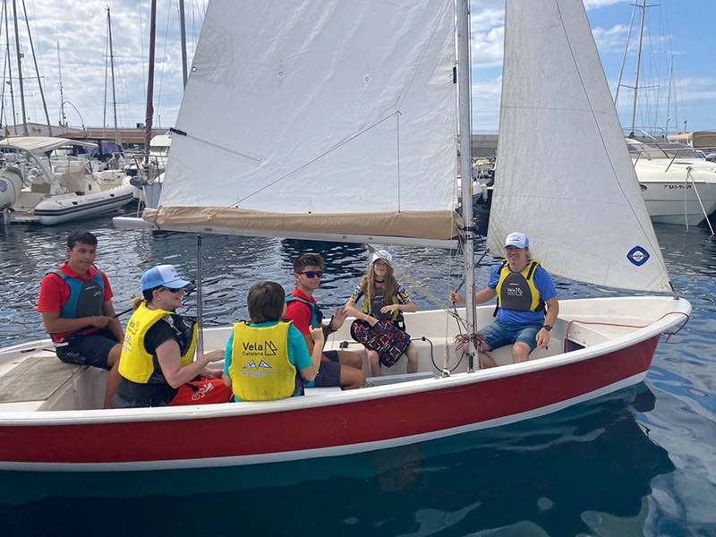 16 famíles s'han inscrit als cursos de vela inclusiva organitzats pel Club Nàutic Costa Brava Vela Palamós.