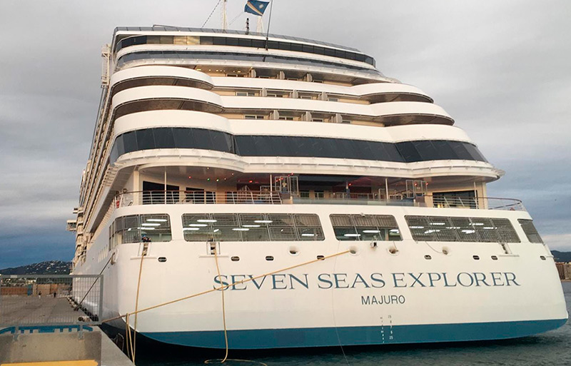 El Seven Seas Explorer en una anterior escala al port de Palamós. (Foto: Ports de la Generalitat).
