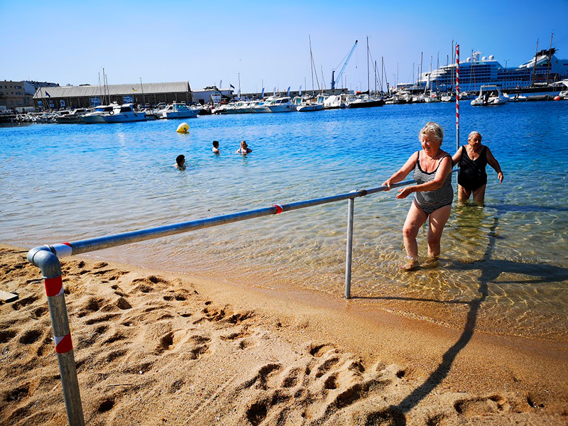 La barana que s’ha ubicat a la platja Gran de Palamós per facilitar el bany a persones amb mobilitat reduïda. (Foto: Ajuntament de Palamós).