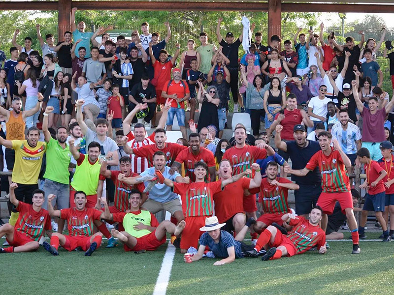 Els jugadors de la UE Calonge celebrant l'ascens de categoria en el darrer partit de lliga. (Foto: UE Calonge).