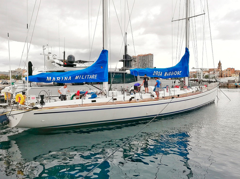 El veler de la marina italiana Orsa Maggiore, amarrat al port de Palamós. (Foto: Ajuntament de Palamós).