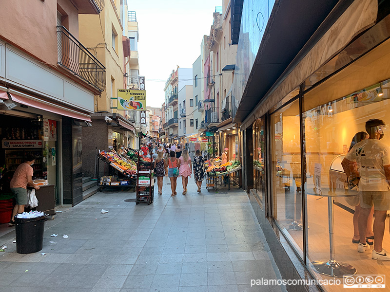 Turistes caminant al vespre pel carrer Major de Palamós.