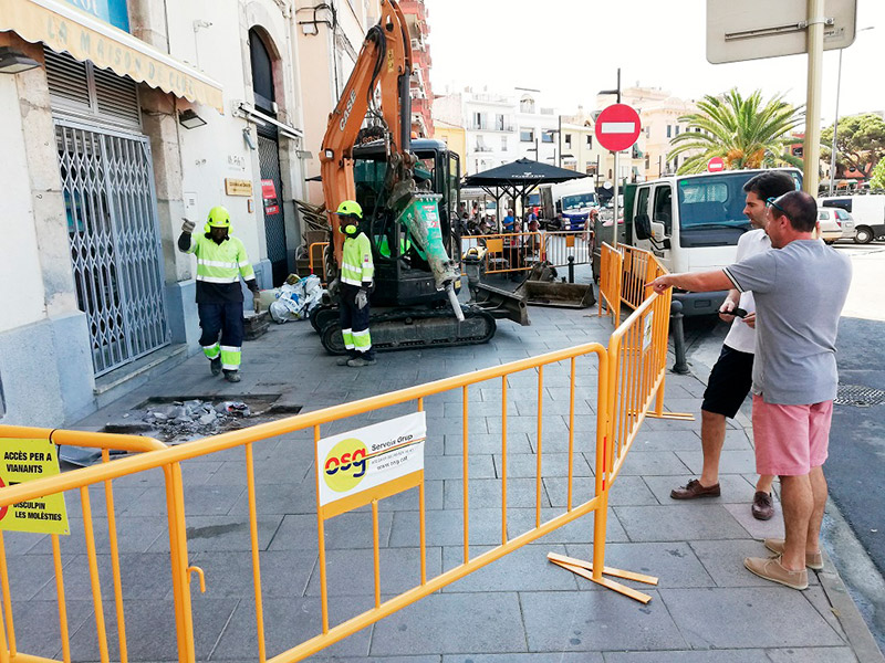 Treballs de substitució del tram de xarxa elèctrica avariat dissabte a l'Avda. 11 de Setembre. (Foto: Ajuntament de Palamós).