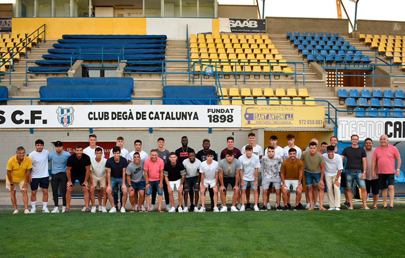 La nova plantilla del Palamós C.F. per aquesta nova temporada. (Foto: Sergi Cortés).