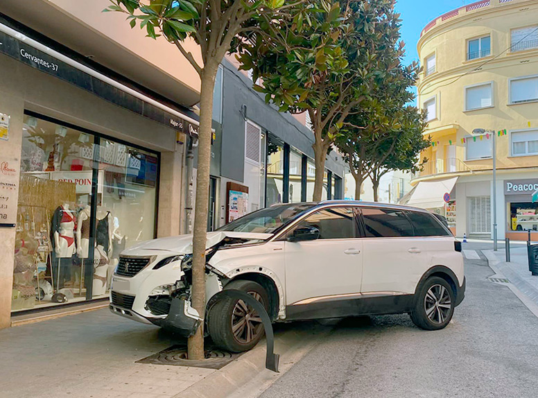 El vehicle va quedar encastat contra un arbre del carrer de Cervantes.