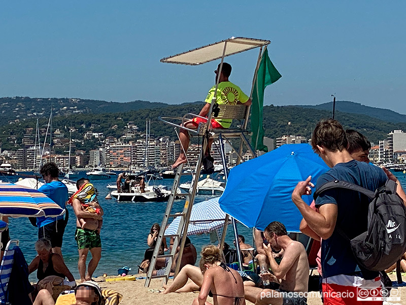 Un dels punts de socorrisme de la platja Gran de Palamós.