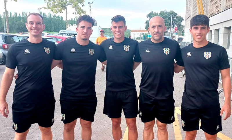 El cos tècnic del Palamós CF per aquesta nova temporada. (Foto: Sergi Cortés).