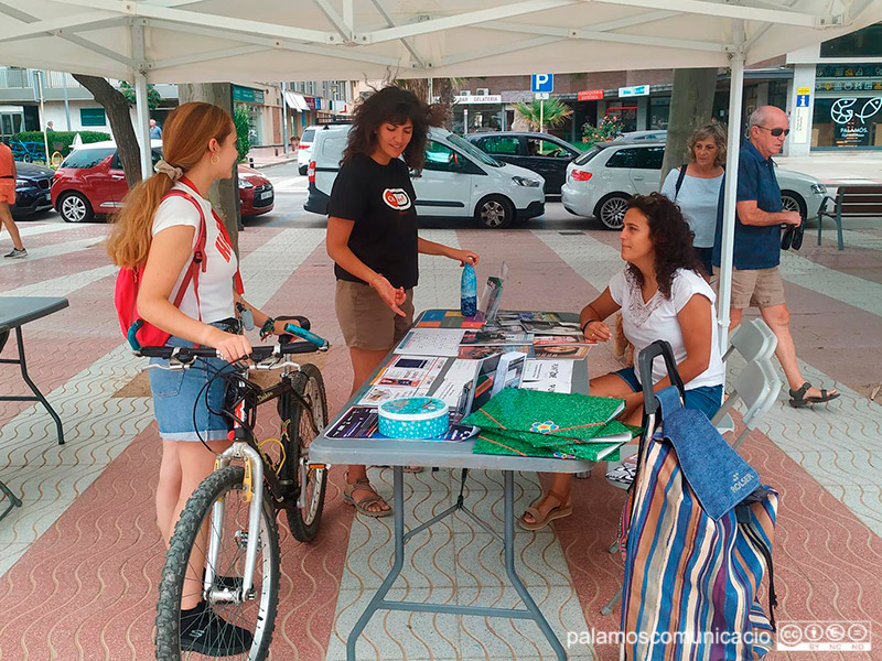 La carpa del Punt Jove instal·lada ahir al passeig del Mar de Palamós.