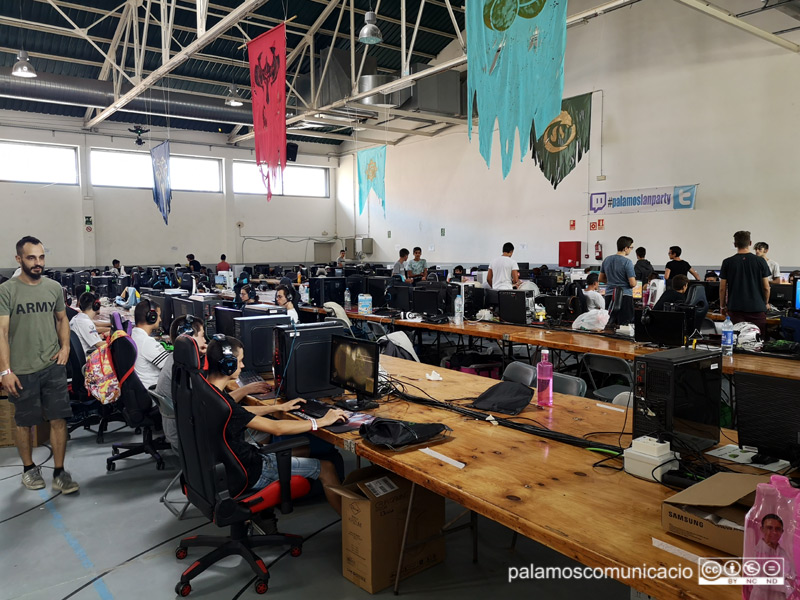 Zona LAN a la Nau dels 50 metres, en una edició passada de la Palamós Lan Party.