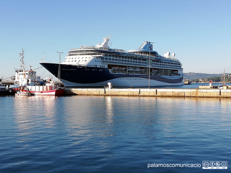 El Marella Discovery al port de Palamós, en una imatge d'arxiu.