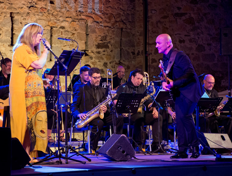 Maria del Mar Bonet i Big Band Begues durant la seva actuació al Castell de Calonge. (Ajuntament de Calonge i Sant Antoni).