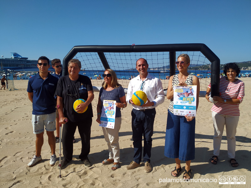 El 'Beach Polo' s'ha presentat aquest matí al costat de l'Àrea Activa de la platja Gran.