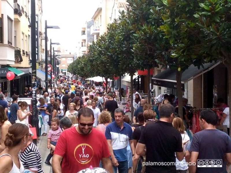Imatge d'arxiu del Palamós Dolce Vita, la botiga al carrer d'estiu.