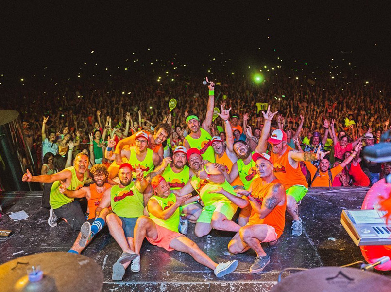 L'habitual foto de família de Di-versiones després del concert amb el públic de fons. (Foto: Orquestra Di-versiones).