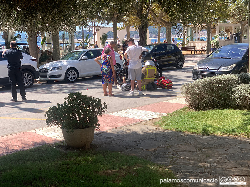 L'accident es va produir ahir cap a les dues de la tarda al passeig del Mar de Palamós.