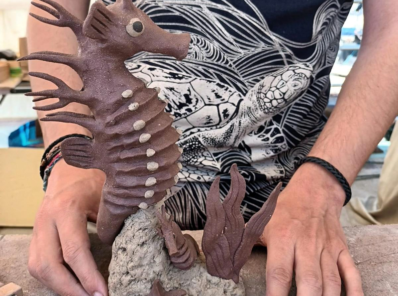 Marc Roca, amb una de les seves característiques escultures.