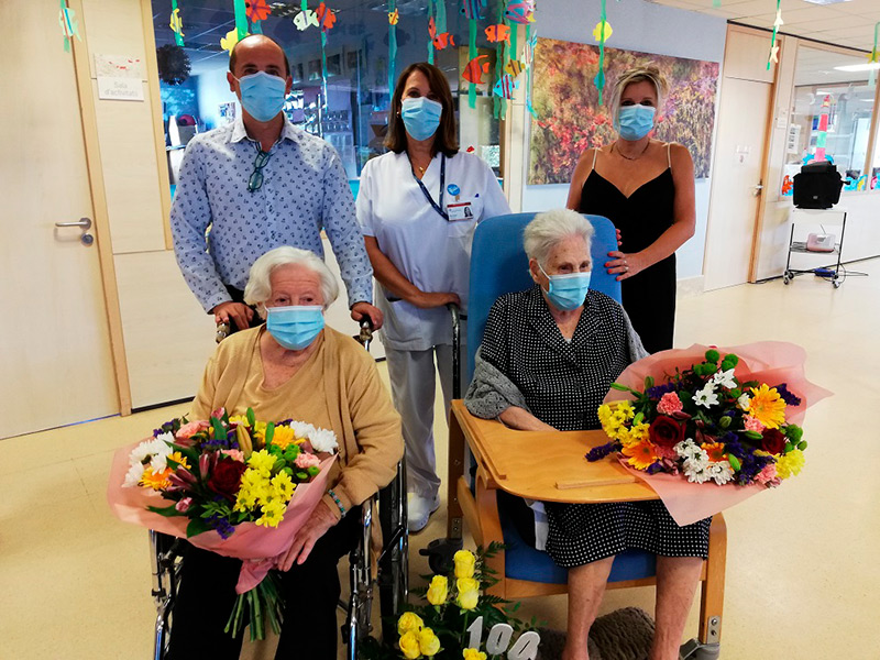 Concepció Cubó i Ascensión Ruiz, acompanyades de l'alcalde de Palamós, la directora del Palamós Gent Gran i la regidora de Gent Gran.