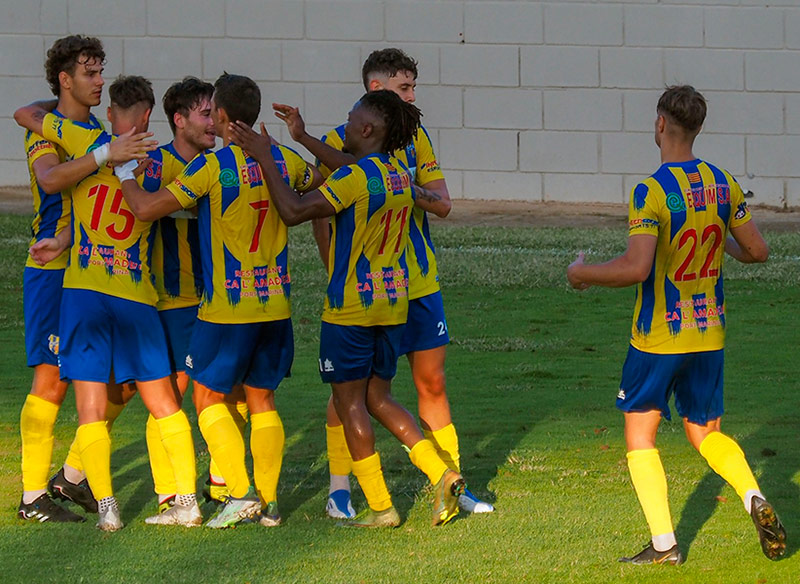 Els jugadors del Palamós celebren un dels gols del partit d'ahir. (Foto: UE Tona).