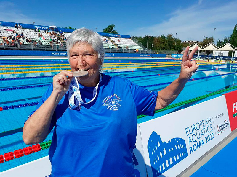 La nedadora del Club Natació Palamós, Roser Castillo, amb la medalla de plata aconseguida en els 200 metres papallona. (Foto: CN Palamós).