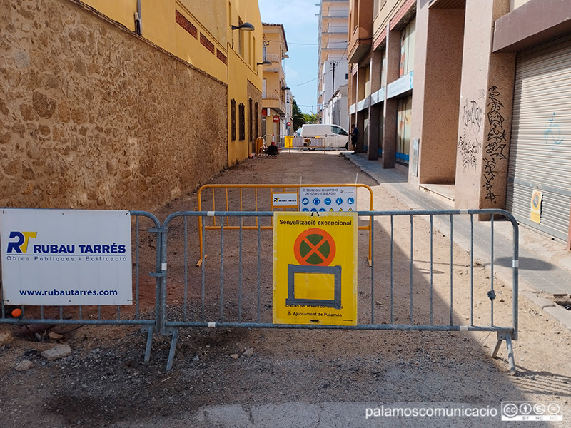 Senyalització de la represa d'inici d'obres al carrer de la Mercè, ahir al matí.