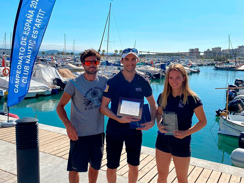 Al centre i a la dreta, els regatistes del Club Nàutic Vela Palamós, Ramon Figueras i Emma Collins.